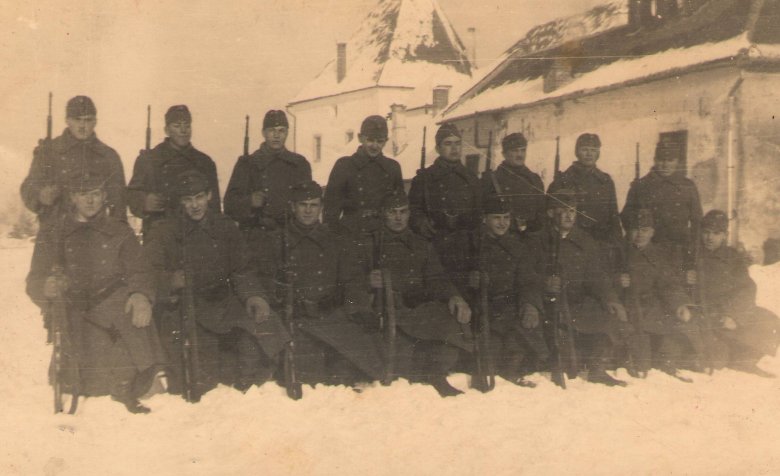 Katonák a csíkszeredai Mikó-vár előtt 1942 telén 