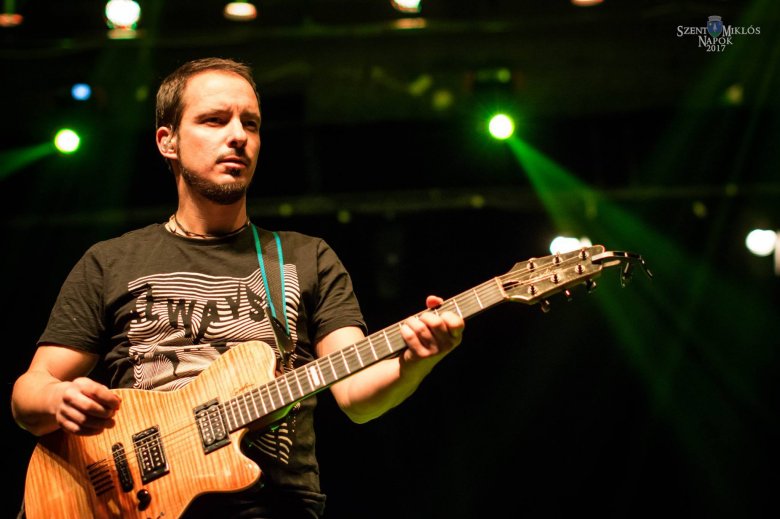 Tatár Attila, a zenekar szólógitárosa •  Fotó: Facebook/Bagossy Brothers Company