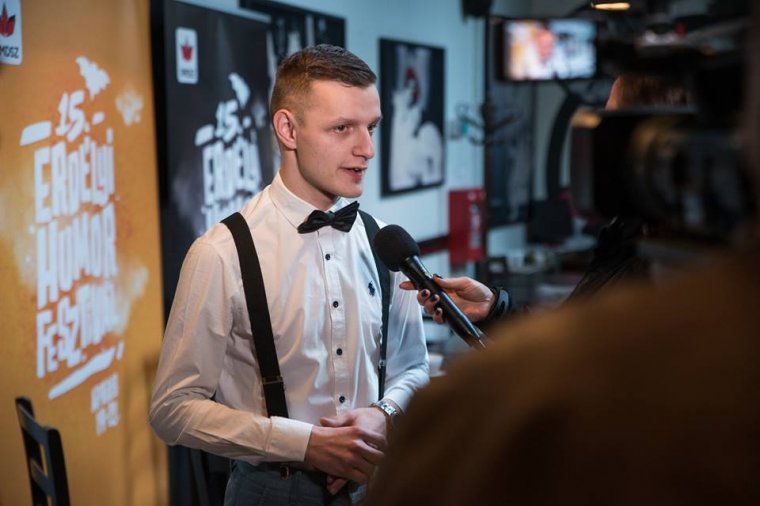 Betekintés az erdélyi humor kulisszái mögé – Interjú György Botond gyergyószentmiklósi standupossal