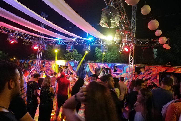 Látvány és nyitottság, Untold a neved