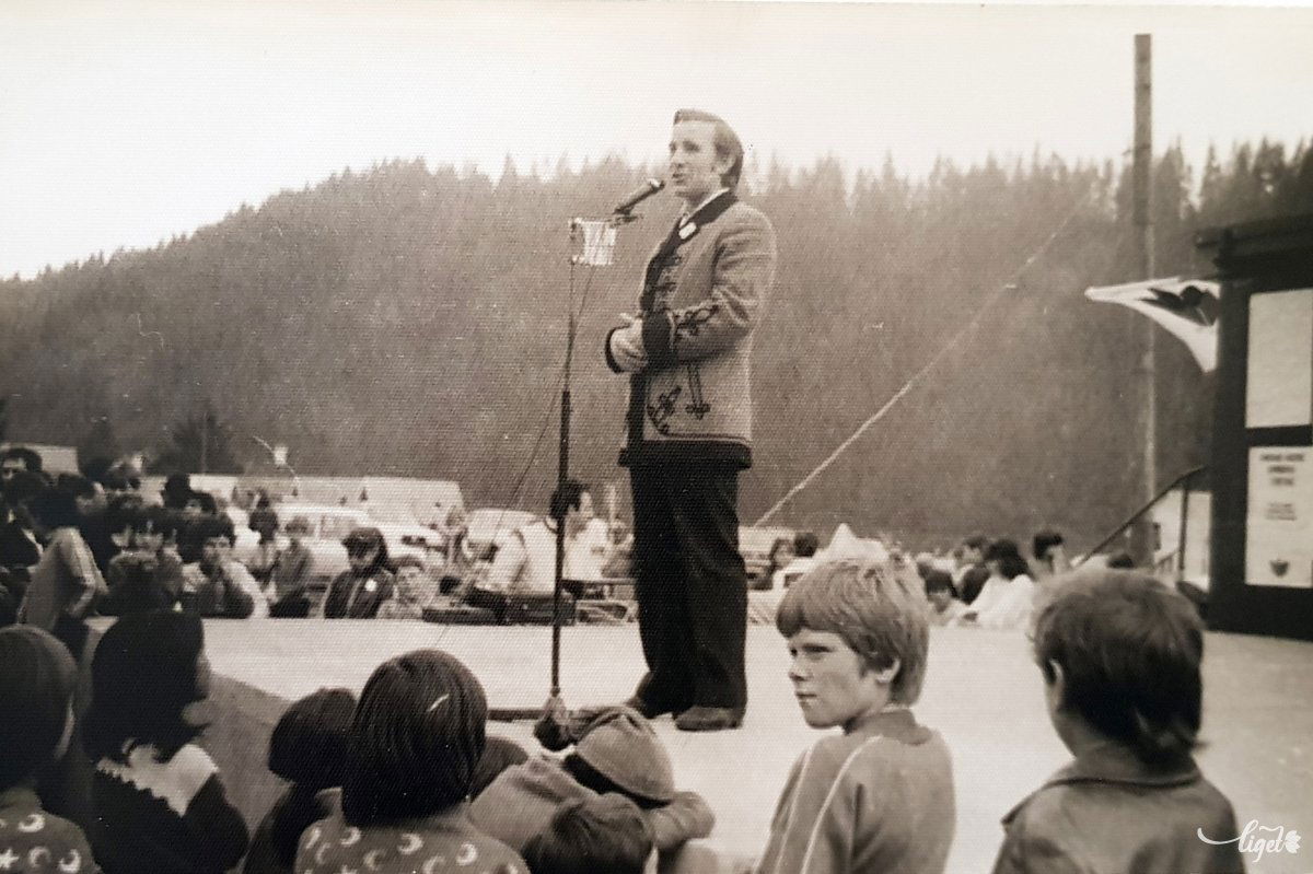 Az első szabad majális, 1990, és a négyes kilométeri betonszínpad •  Fotó: Danaliszyn József gyűjteménye