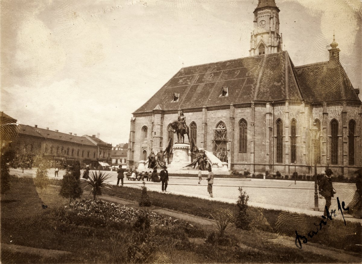 Kolozsvár főtere 1905-ben. Ekkor már nem számított itt újdonságnak a fotografáló berendezés •  Fotó: Fortepan