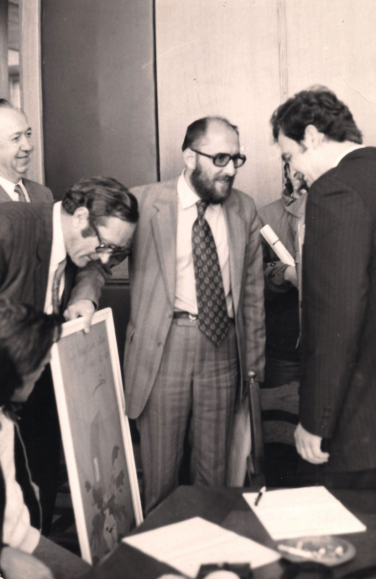 1990. IV. 25. – Tőkés Lászlónak átnyújtja a forradalom kitörésekor abbahagyott munkáját •  Fotó: Fotó: Szakács V. Sándor