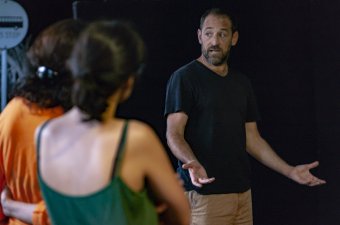 Nem beugró, komoly dolog: improvizációról Andrew Heflerrel