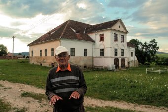 Palotások forradalma. Könyv és filmsorozat a kastélyvisszafoglalókról