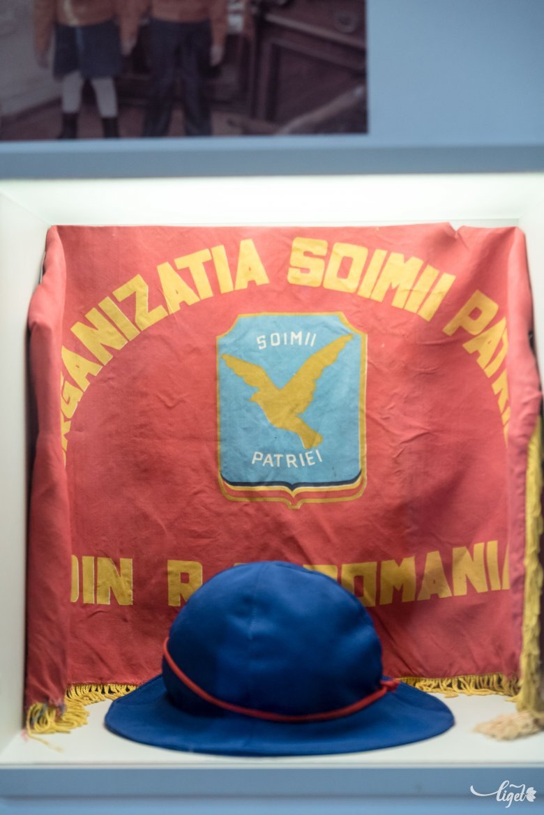 A haza sólymai – piros-sárga-kék színű ünnepi egyenruhában jártak az óvodások és kisiskolások •  Fotó: Veres Nándor