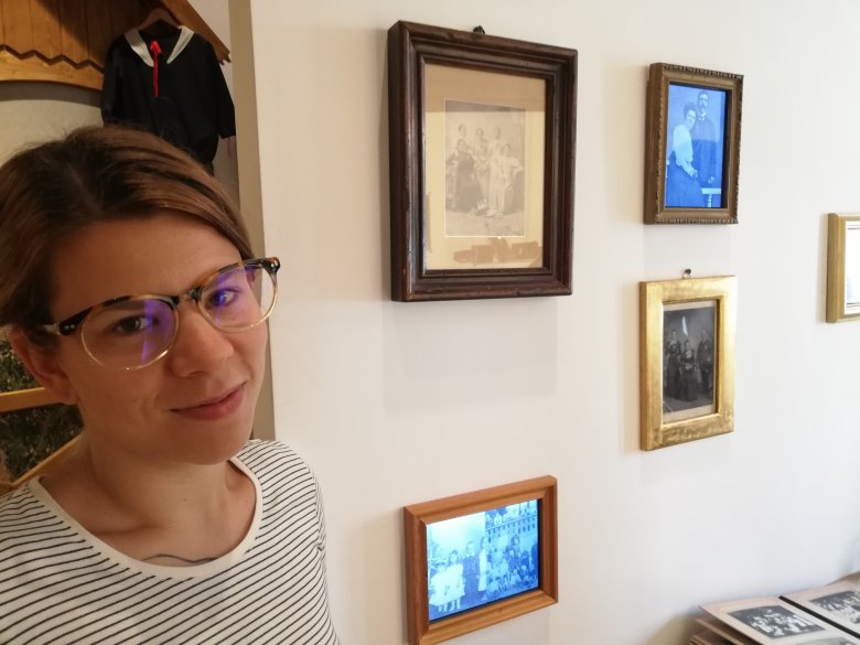 A hatodik teremben Ladó Ágota kalauzolt végig •  Fotó: Péter Beáta