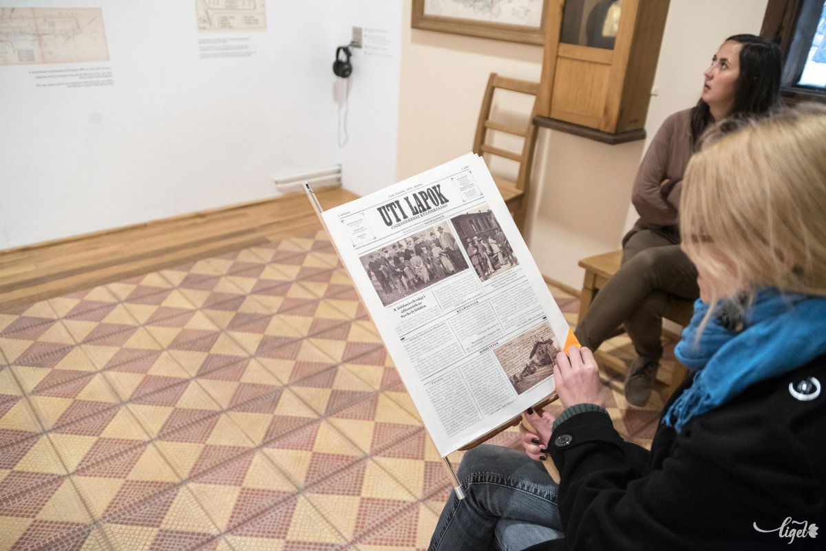 Úti lapok: a vasúttal kapcsolatos korabeli cikkeket lehet olvasni várakozás közben •  Fotó: Veres Nándor