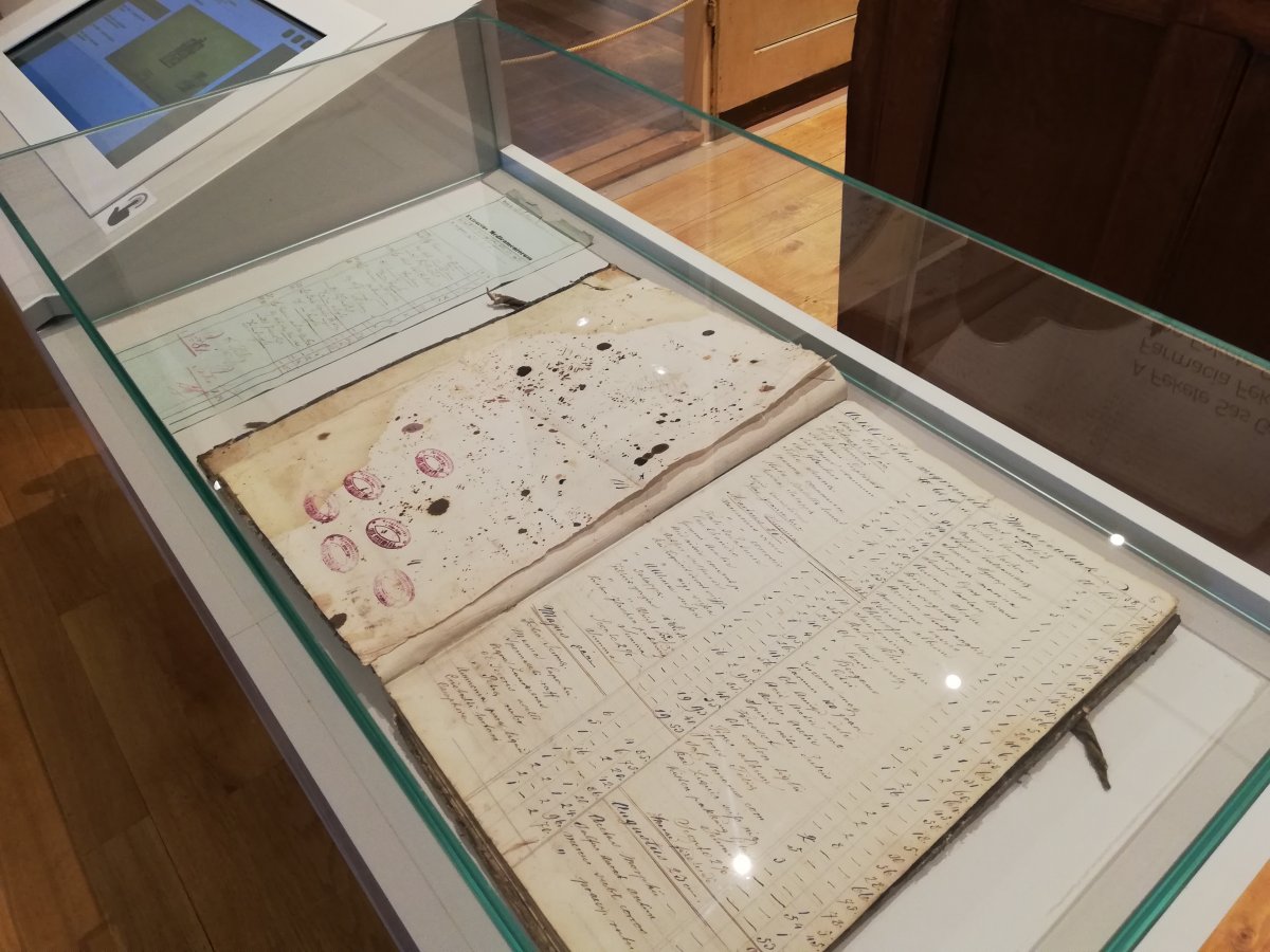 Molnár doktor egyik receptje 1852-ből, valamint egy jegyzőkönyv •  Fotó: Péter Beáta