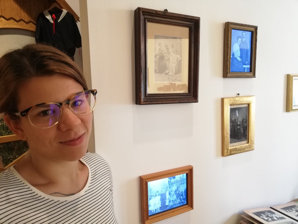 A hatodik teremben Ladó Ágota kalauzolt végig •  Fotó: Péter Beáta