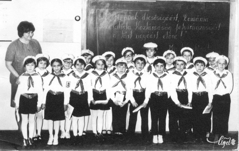 Székelyföldi pionírok az 1980-as években. A kommunista diktatúra a gyerekekre kiemelten figyelt •  Fotó: Daczó Katalin gyűjtése