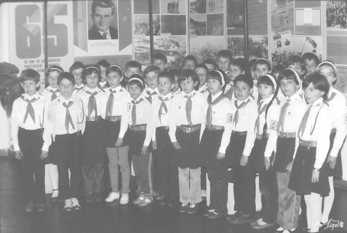 Pionírok a Ceaușescu-kiállításon •  Fotó: A Csíki Székely Múzeum tulajdona