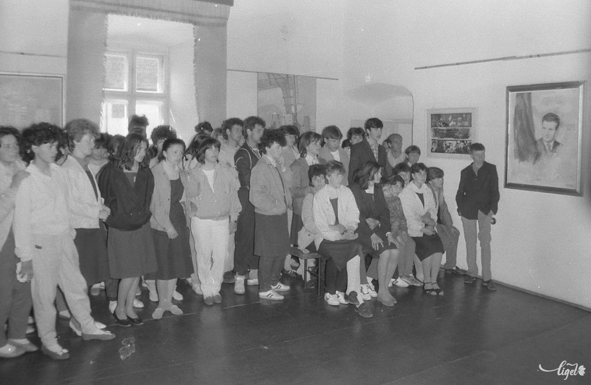 Diákok a Ceaușescu-kiállításon •  Fotó: A Csíki Székely Múzeum tulajdona