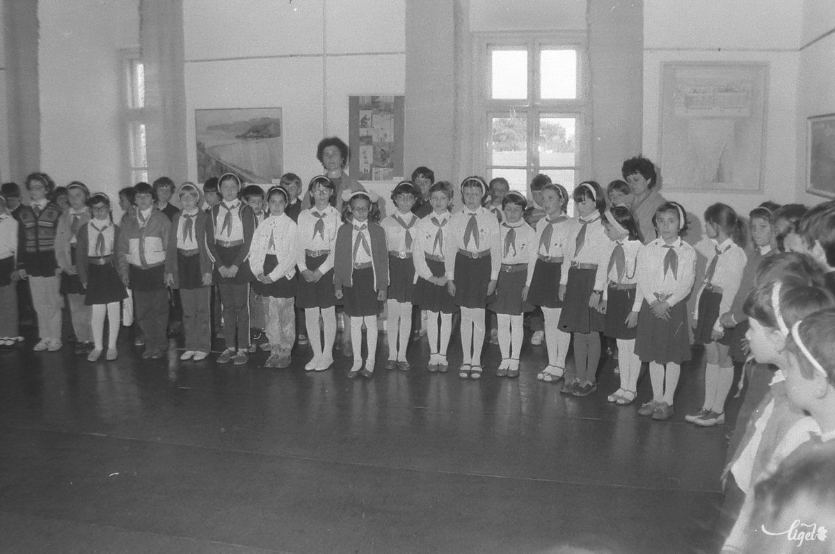 Pionírok a Ceaușescu-kiállításon •  Fotó: A Csíki Székely Múzeum tulajdona