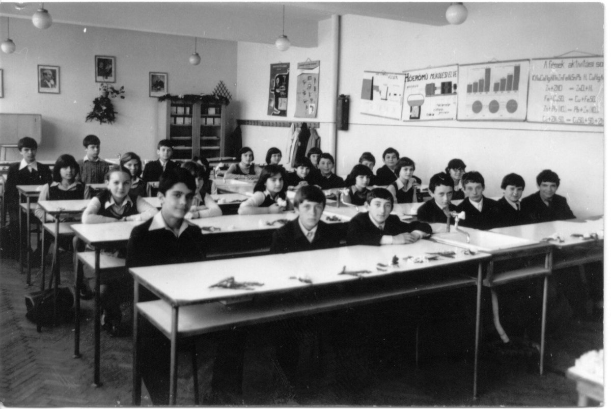 A 9-es sz. általános iskola (ma Rebreanu) tanulói 1980-ban. A fotó tulajdonosa: Bács Béla (A Csíki iskolák múltja című, 2005-ben szervezett iskolatörténeti kiállítás anyagából) •  Fotó: Daczó Katalin gyűjtése
