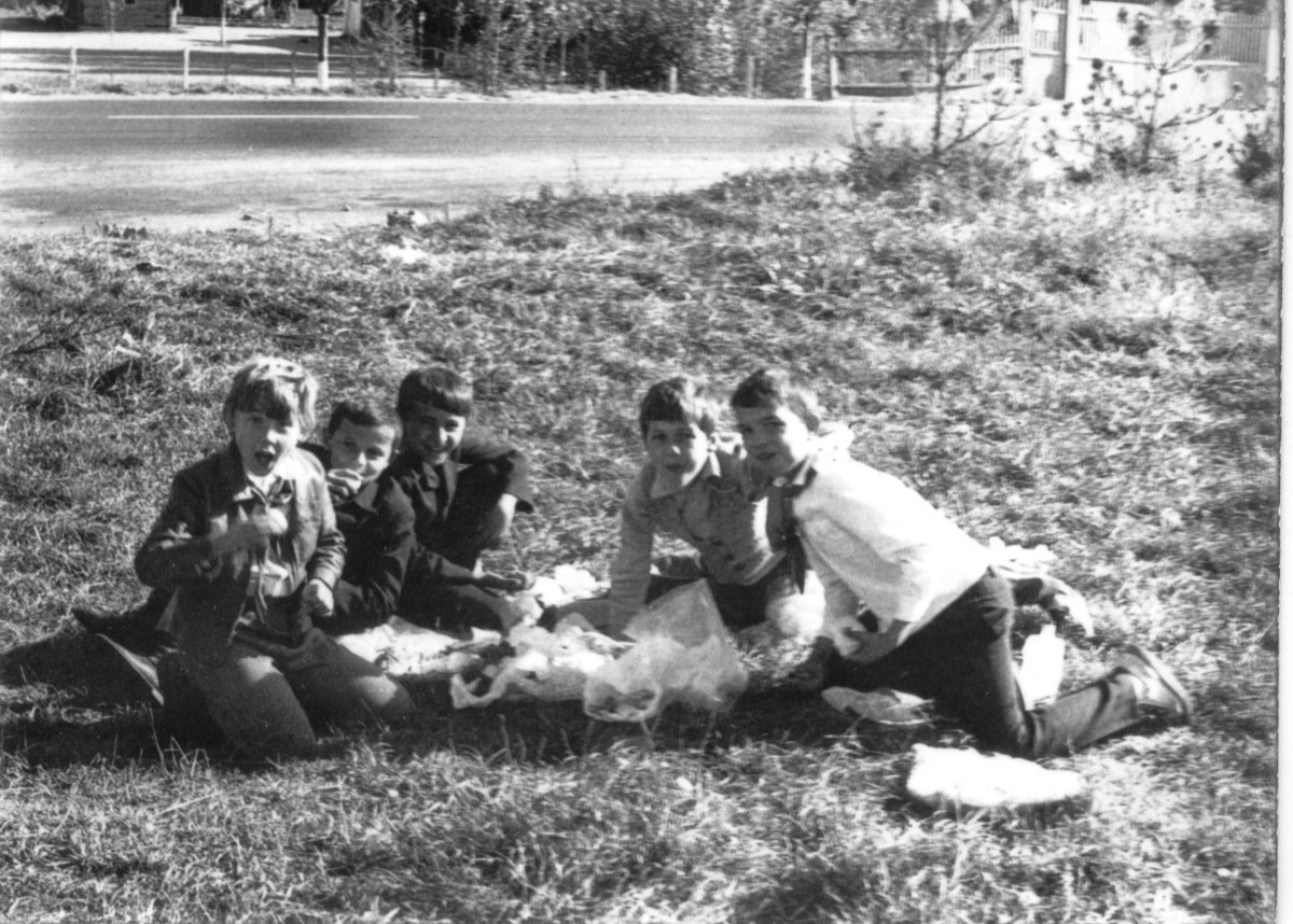 Kirándulás 1975-ben vagy '76-ban, negyedikben. A fotó tulajdonosa: Bács Béla (A Csíki iskolák múltja című, 2005-ben szervezett iskolatörténeti kiállítás anyagából) •  Fotó: Daczó Katalin gyűjtése