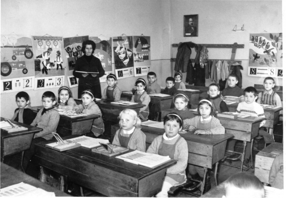 Első osztályos tanulók Csíkcsicsóban az 1971–72-es tanévben. Tanítónő Péter Brigitta. A fotó tulajdonosa: Daczó Katalin (A Csíki iskolák múltja című, 2005-ben szervezett iskolatörténeti kiállítás anyagából) •  Fotó: Daczó Katalin gyűjtése