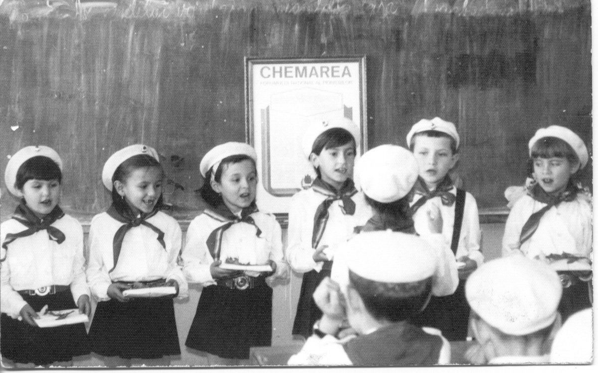 Pioníravatás 1972-ben. A fotó tulajdonosa: Kirmájer Enikő (A Csíki iskolák múltja című, 2005-ben szervezett iskolatörténeti kiállítás anyagából) •  Fotó: Daczó Katalin gyűjtése