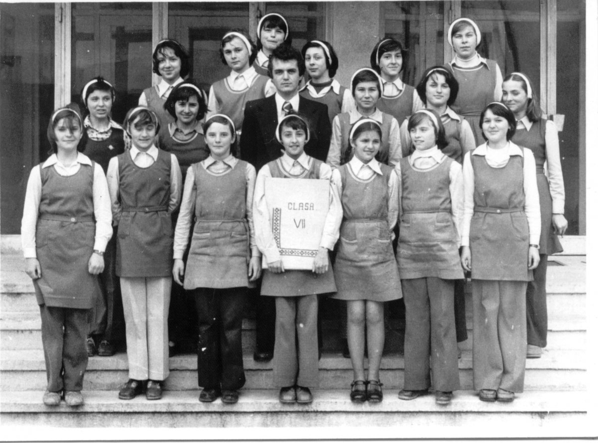 Csoportkép a 9-es számú iskola (mai Liviu Rebreanu iskola) lépcsőjén 1978-ban. Osztályfőnök: Kósa Kis Sándor. Ekkor már szabadott nadrágot viselni az egyenruhához. A fotó tulajdonosa: Kirmájer Enikő (A Csíki iskolák múltja című kiállítás anyagából) •  Fotó: Daczó Katalin gyűjtése