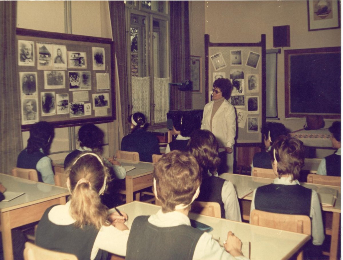Magyar szakterem az 1980-as években. A fotó tulajdonosa: a Márton Áron Főgimnázium (A Csíki iskolák múltja című, 2005-ben szervezett iskolatörténeti kiállítás anyagából) •  Fotó: Daczó Katalin gyűjtése