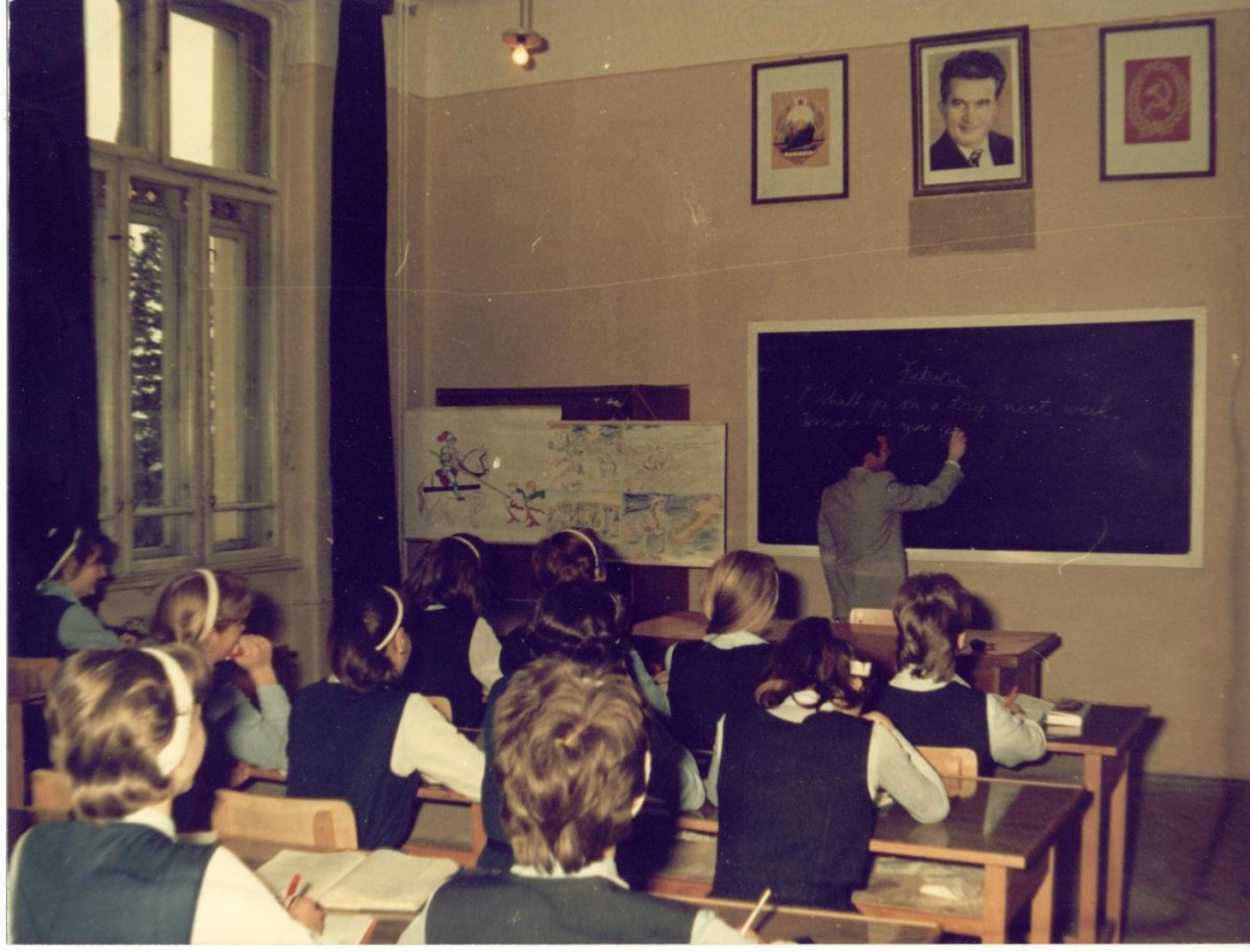 Órán. A fotó tulajdonosa: a Márton Áron Főgimnázium (A Csíki iskolák múltja című, 2005-ben szervezett iskolatörténeti kiállítás anyagából) •  Fotó: Daczó Katalin gyűjtése