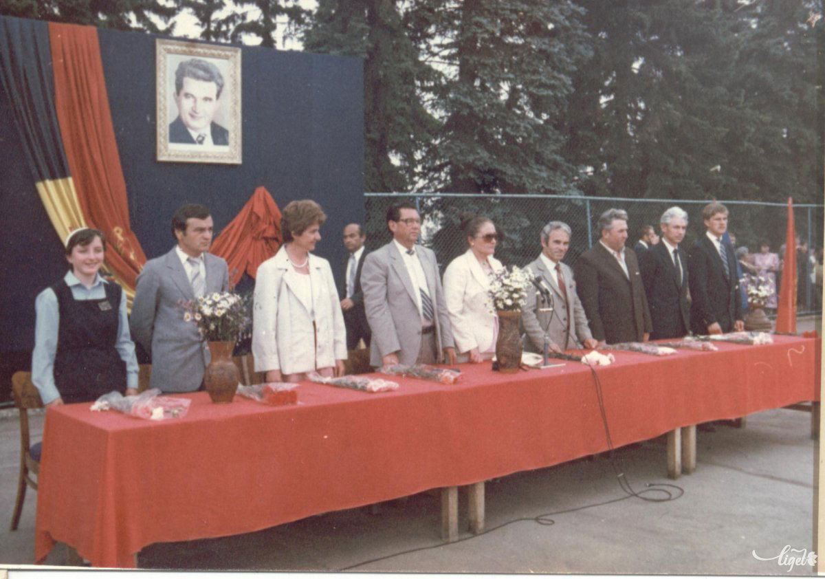 Ballagás, 1988. A fotó tulajdonosa: Ráduly Erzsébet (A Csíki iskolák múltja című, 2005-ben szervezett iskolatörténeti kiállítás anyagából) •  Fotó: Daczó Katalin gyűjtése
