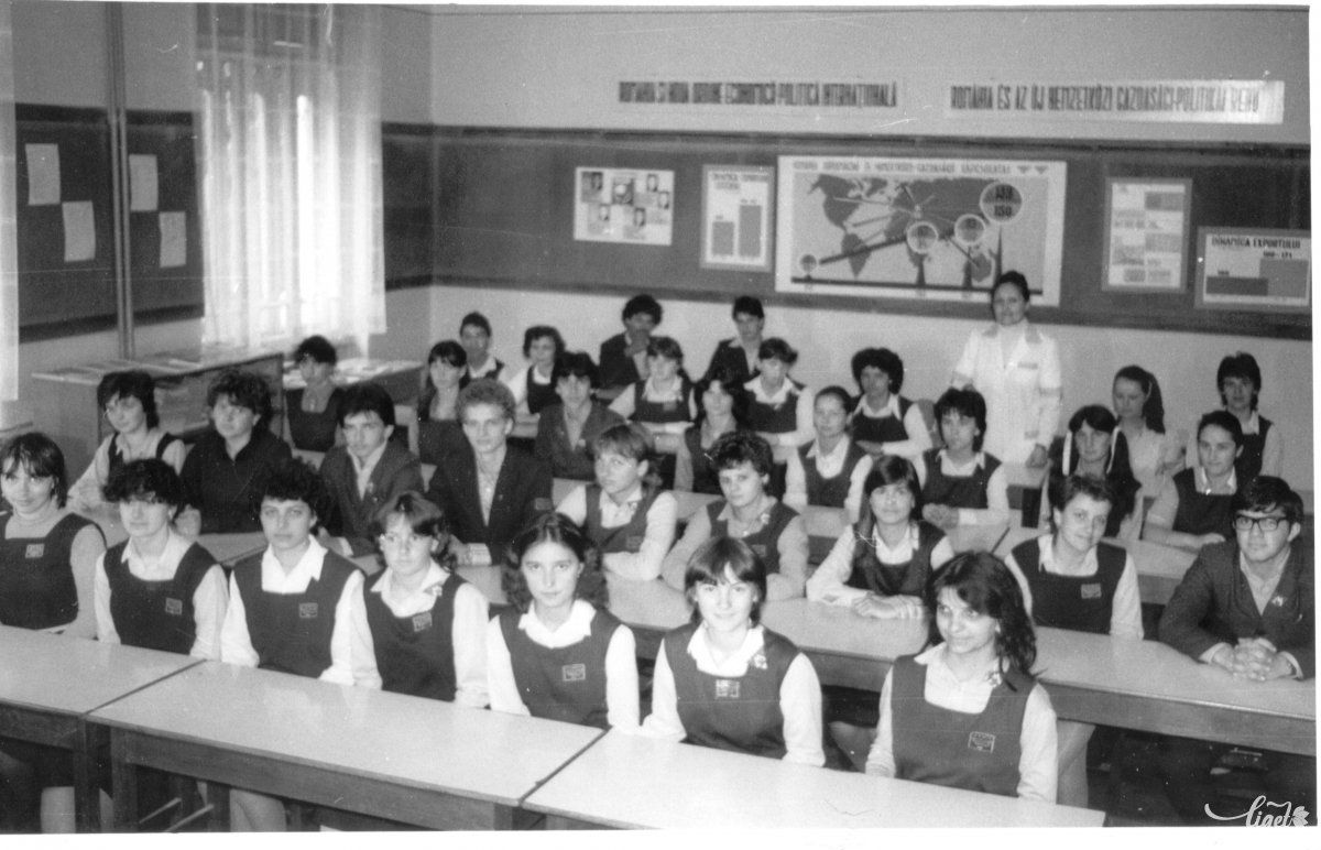 A Matematika-Fizika Líceum végzős humán szakos osztálya 1984-ben. Osztályfőnök: Ráduly Erzsébet. A fotó tulajdonosa: Ráduly Erzsébet (A Csíki iskolák múltja című, 2005-ben szervezett iskolatörténeti kiállítás anyagából) •  Fotó: Daczó Katalin gyűjtése