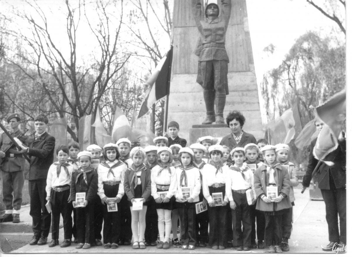 Pioníravatás a román katona szobránál az 1970-es évek közepén. A fotó tulajdonosa: Ecaterina Rusu (A Csíki iskolák múltja című, 2005-ben szervezett iskolatörténeti kiállítás anyagából) •  Fotó: Daczó Katalin gyűjtése