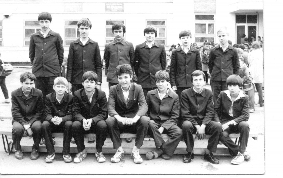 Nyolcadikos fiúk 1984-ben a 10-es számú általános iskolában. A fotó tulajdonosa: Vitos Márton (A Csíki iskolák múltja című, 2005-ben szervezett iskolatörténeti kiállítás anyagából) •  Fotó: Daczó Katalin gyűjtése