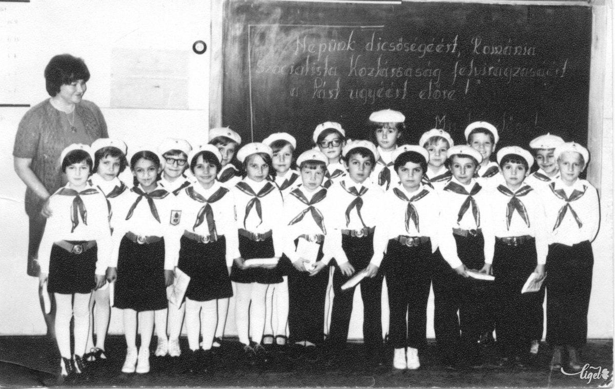Pioníravatás az 1-es számú általános iskolában az 1977–78-as tanévben, tanítónő Máthé Brigitta. A fotó tulajdonosa: Vitos Márton
(A Csíki iskolák múltja című, 2005-ben szervezett iskolatörténeti kiállítás anyagából) •  Fotó: Daczó Katalin gyűjtése