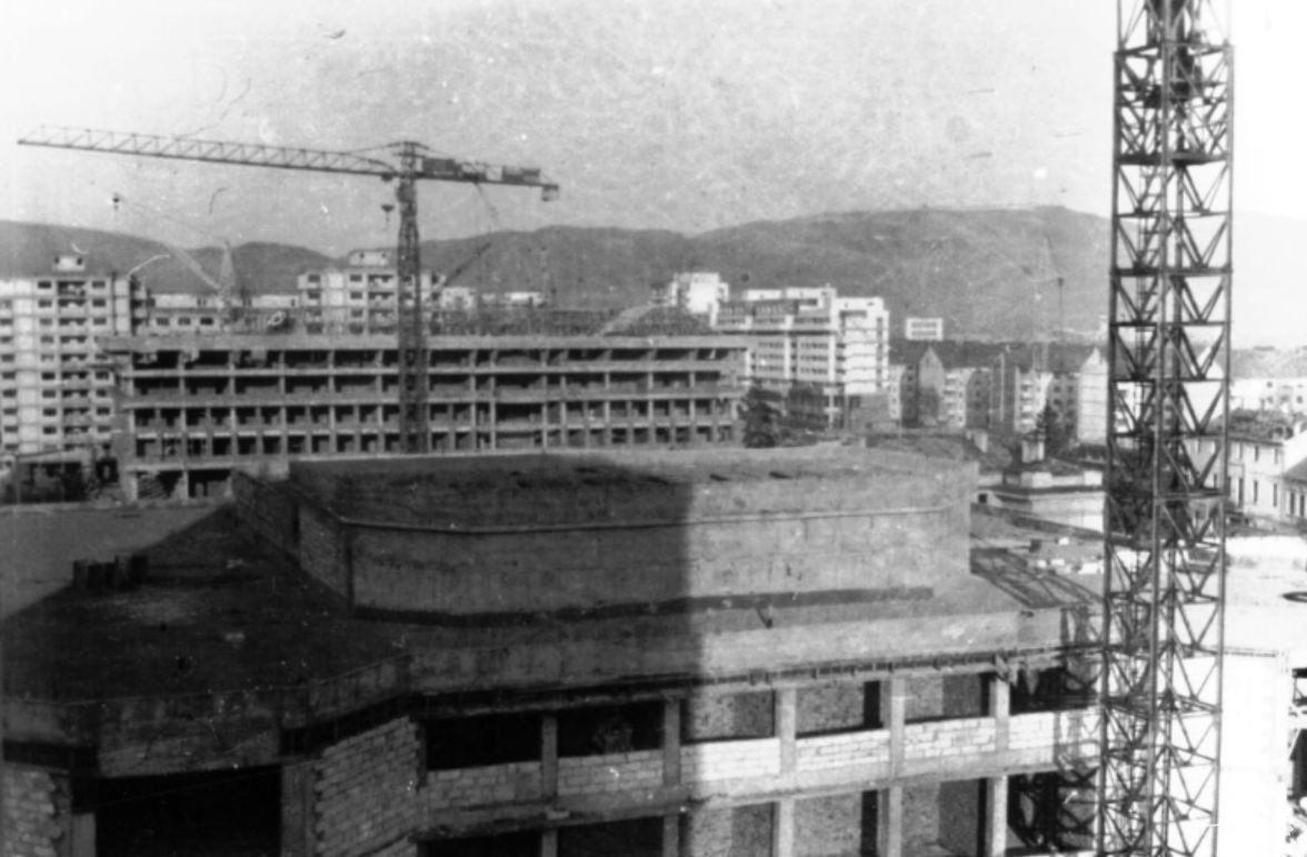 Előtérben a Szakszervezetek Művelődési Háza, háttérben a Megyeháza – 1980-as évek (Pál Béla felvétele, Kerekes Kamilla és Székely Réka gyűjtése) •  Fotó: A Nagy Imre Általános Iskola diákjainak gyűjtése
