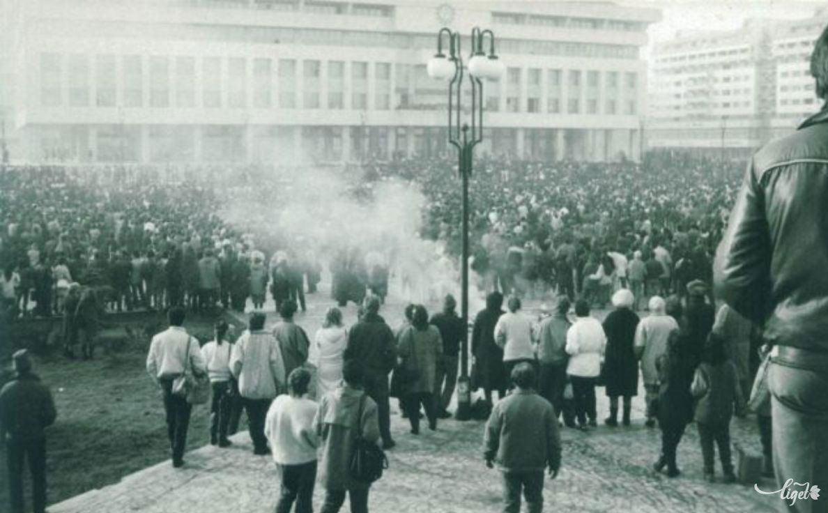1989 decembere, a majdani Szabadság tér (Szombath Ernő felvétele, Szombath Ákos és Bíró Barna gyűjtése) •  Fotó: A Nagy Imre Általános Iskola diákjainak gyűjtése