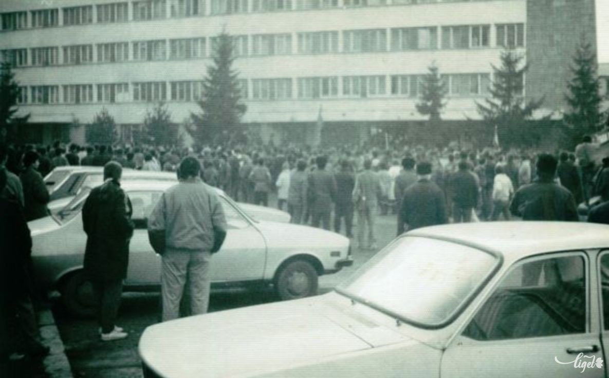1989 decembere – a milícia épületénél (Szombath Ernő felvétele, Szombath Ákos és Bíró Barna gyűjtése) •  Fotó: A Nagy Imre Általános Iskola diákjainak gyűjtése