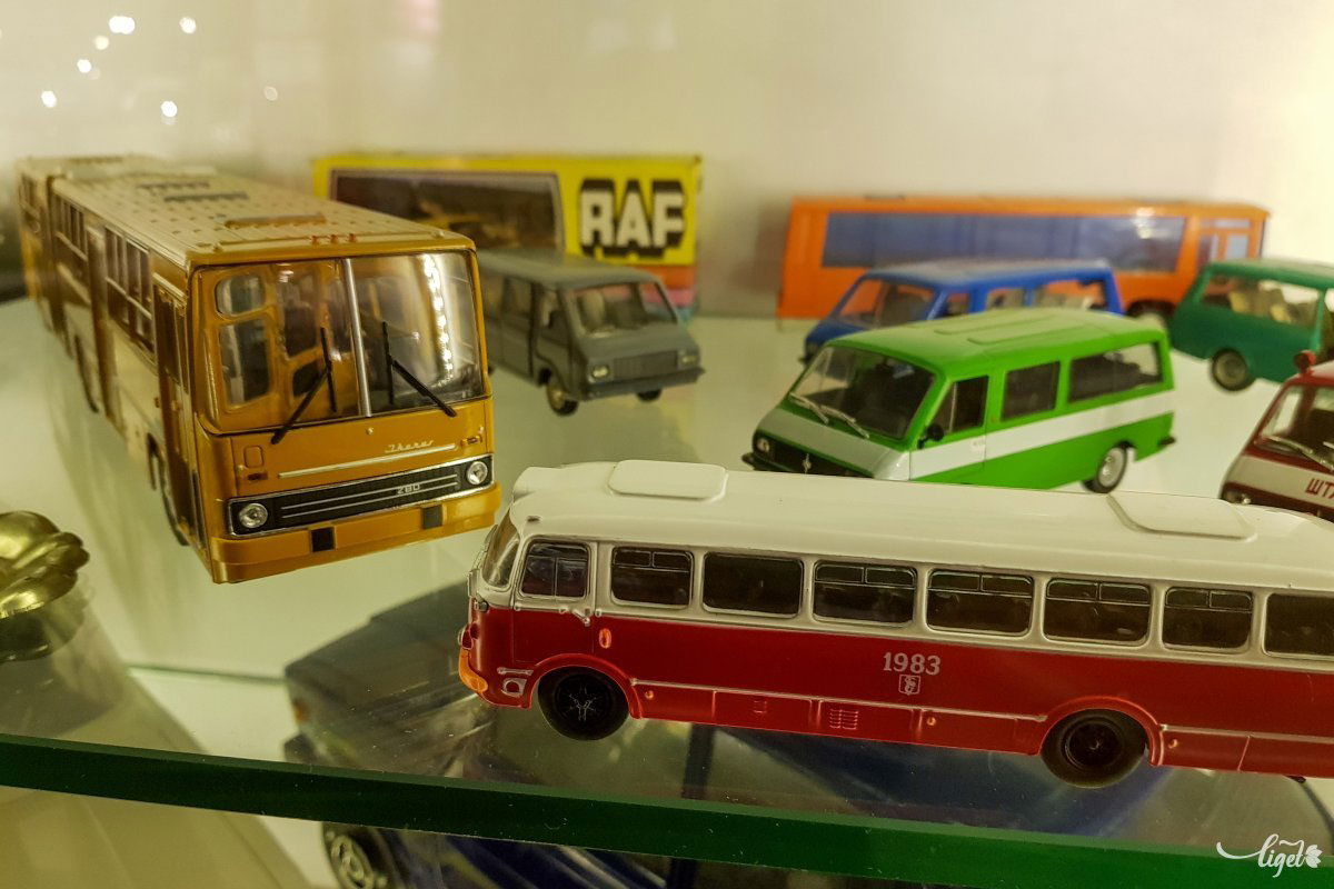 Az első látványosabb magyar vonatkozás (persze a bűvöskockákat leszámítva): Ikarus buszmakettek •  Fotó: Rédai Attila