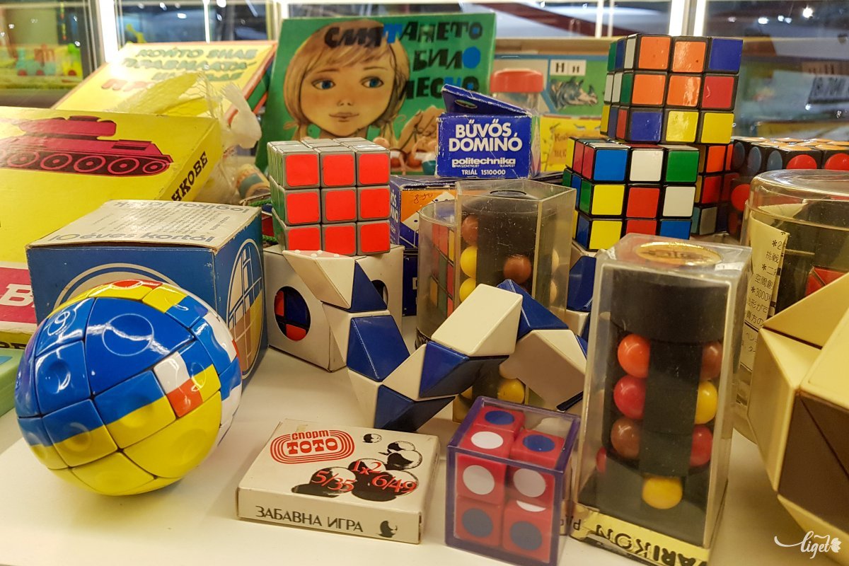 S akkor itt a másik nagy magyar találmány, a Rubik-kocka és továbbfejlesztései •  Fotó: Rédai Attila