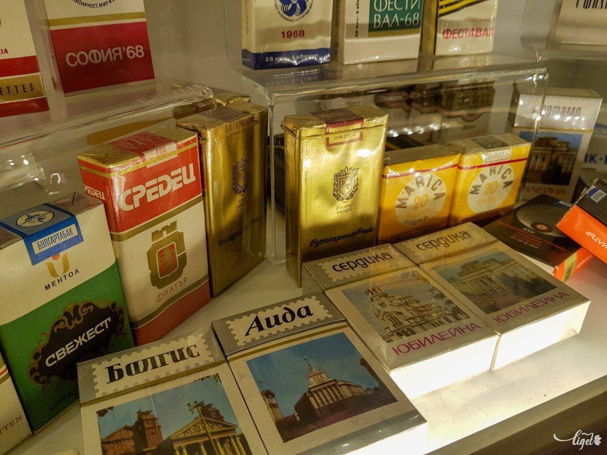 S aki hiányolta volna, íme a cigarettásdobozok •  Fotó: Rédai Attila