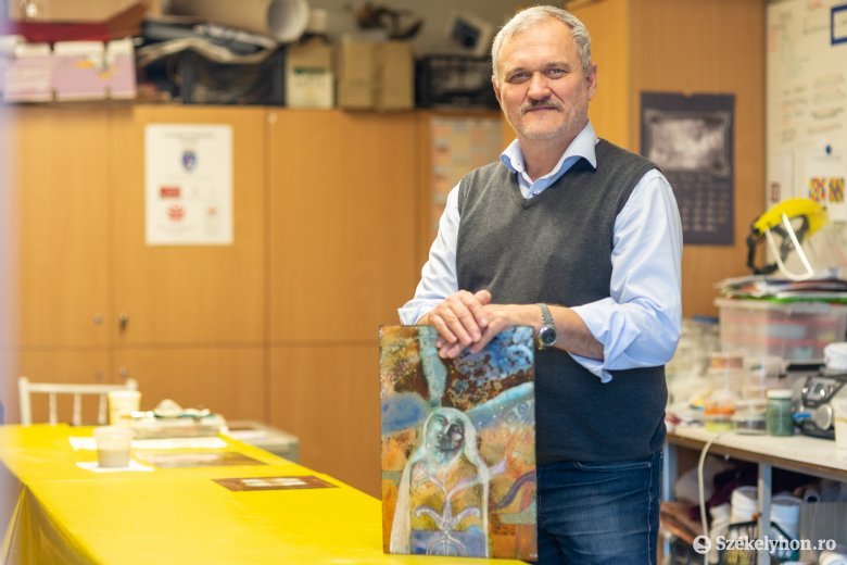 Az egyetemes, ősi motívumokat is felhasználva születnek a képei •  Fotó: Erdély Bálint Előd