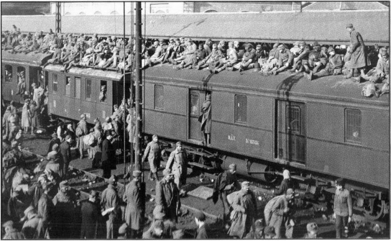 Hazatérő honvédek, valahol Európában •  Fotó: Forrás: historia.hu