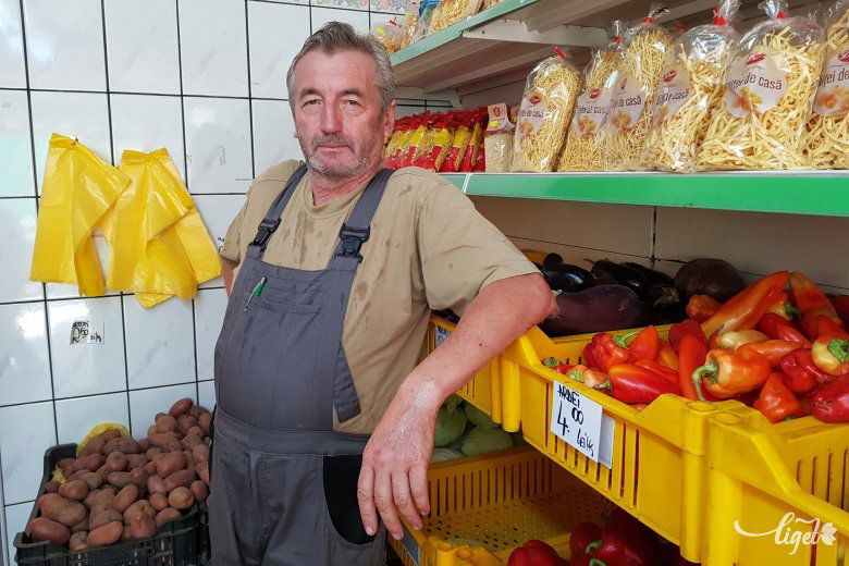 Pálfi Andor zöldségkereskedő már a kezdetektől a gazdák kínálatára alapozta a tevékenységét •  Fotó: Makkay József