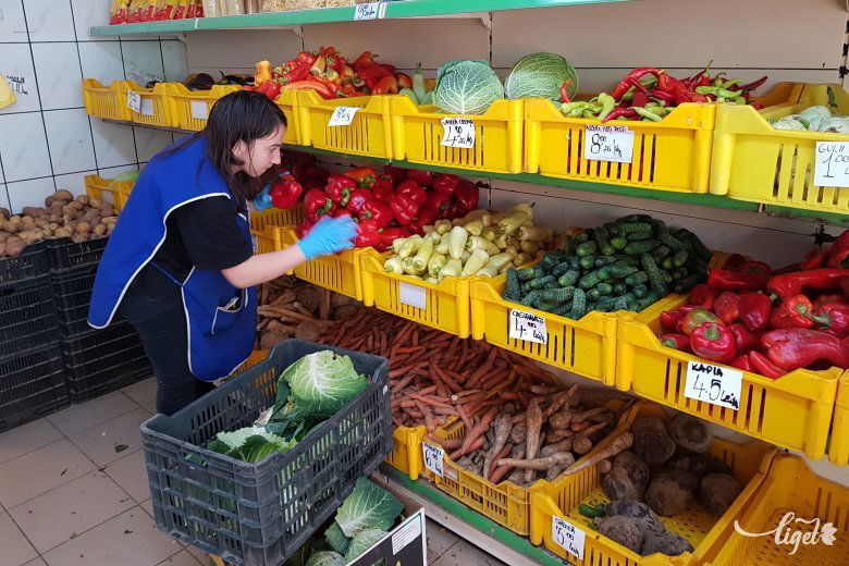Zöldséget jórészt csak a középkorú vagy idősebb asszonyok, férfiak vásárolnak, olyan családokban, ahol még „divat” a friss leves, vagy rituálisan ragaszkodnak a vasárnapi ebédhez •  Fotó: Makkay József