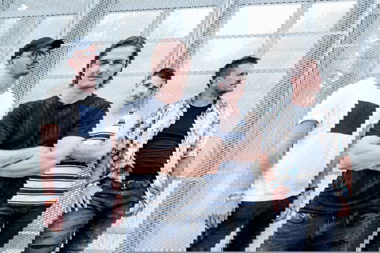 A kádtól az újabb slágerekig: Erdélyben turnézik az Intim Torna Illegál