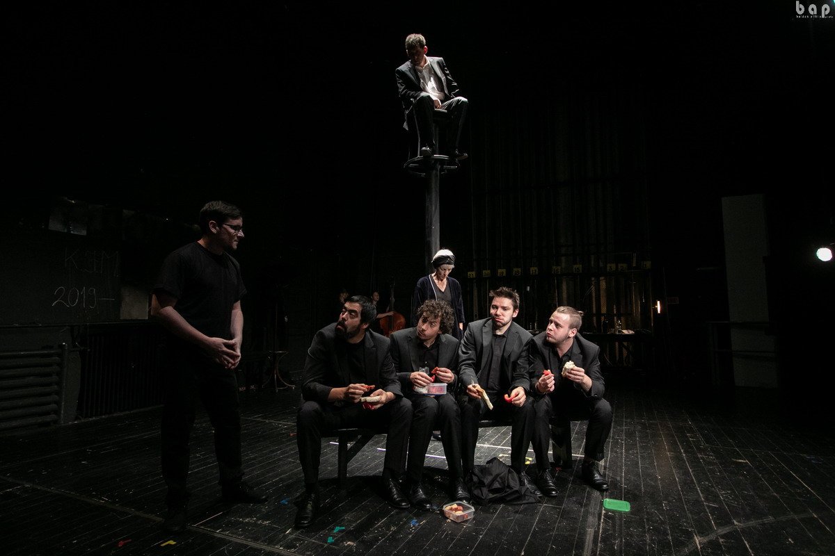 Jelenetek a Kovács János meghal című darabból. Ilyen, amikor látható • Fotó: Balázs Attila