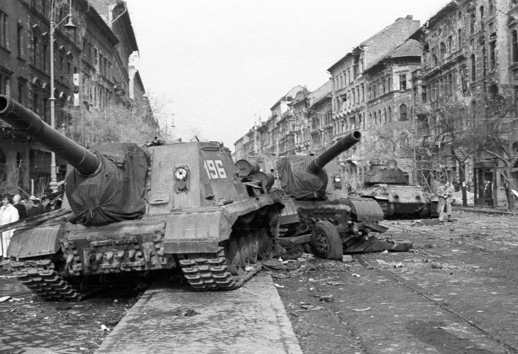 Budapest 1956 októberében. A 64 esztendővel ezelőtti események megmutatták a magyarság erejét •  Fotó: MTI Fotóbank