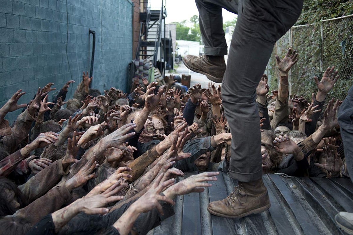 Az embereknek esélyük sincs a hordákban támadó zombik ellen •  Fotó: IMDb/AMC