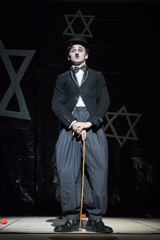 Főszerepben ifj. Vidnyánszky Attila, akinek fizikai, érzelmi és művészi képessége is megvan ahhoz, hogy színpadon eljátssza Charlie Chaplin ma már szimbolikus figuráját, illetve az általa megteremtett alakokat •  Fotó: Dömölky Dániel