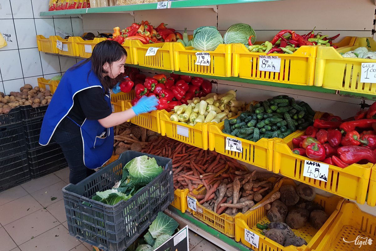Zöldséget jórészt csak a középkorú vagy idősebb asszonyok, férfiak vásárolnak, olyan családokban, ahol még „divat” a friss leves, vagy rituálisan ragaszkodnak a vasárnapi ebédhez •  Fotó: Makkay József