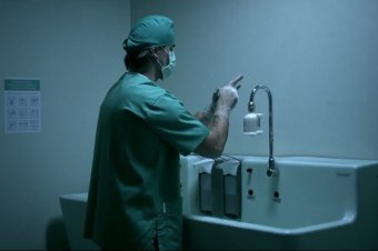 Egyedül, a gyökeréig korrupt egészségügyi rendszer ellen. Újabb lehangoló helyzetkép Romániáról
