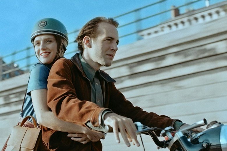 Van néhány kültéri jelenet is, Sodró Eliza és Porogi Ádám egy korabeli motorbiciklin •  Fotó: Imdb.com