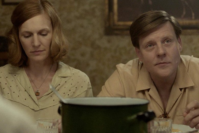 A Gaál-házaspár (Szamosi Zsófi és Fekete Ernő) lakásában zajlik a dráma •  Fotó: Imdb.com