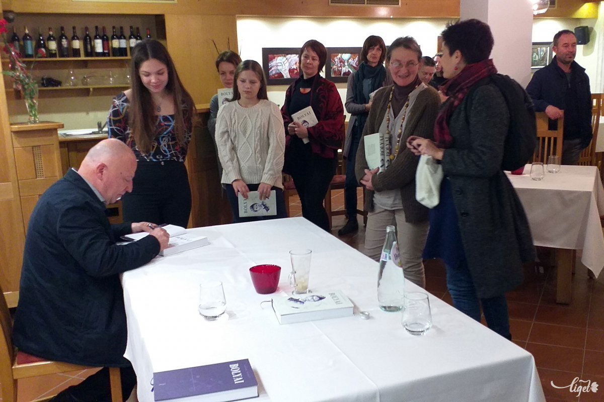 Láng Zsolt dedikálja könyvét Székelyudvarhelyen •  Fotó: Katona Zoltán